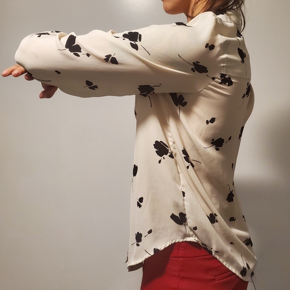 Hella cute flower button down - Picture 5 of 7